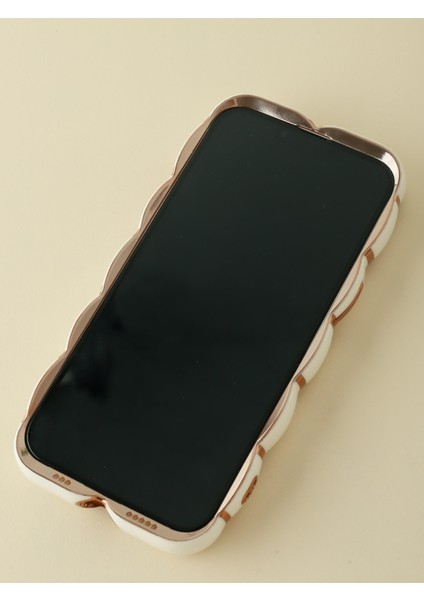 Paladyum Case iPhone 13 Uyumlu Gold Detaylı Çizgili Beyaz Baklava Dilimli Puf Kılıf