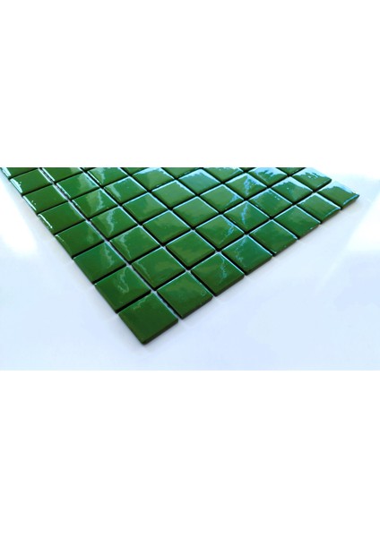 Mutfak Tezgah Arası, Havuz, Banyo ve Yaşam Alanlarının Tüm Yüzeyleri Için Cam Mozaik. Cam Ölçüsü: 38X38 Mm. File Ölçüsü: 31.5X31.5 Cm. Renk: Yeşil (1 Koli=10 File Karo=1 M2 Fiyatıdır)