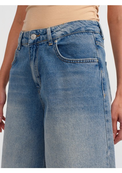 71499 Bol Kesim Uzun Denim Kapri-Mavi fırsatları
