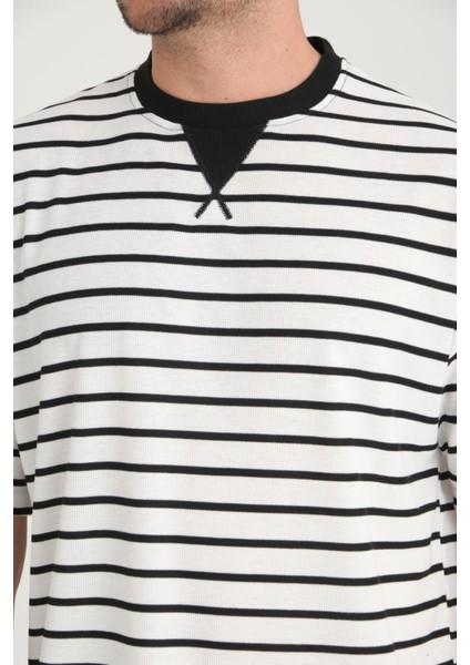 Zarf Yaka Detaylı Çizgili Oversize T-Shirt - Siyah
