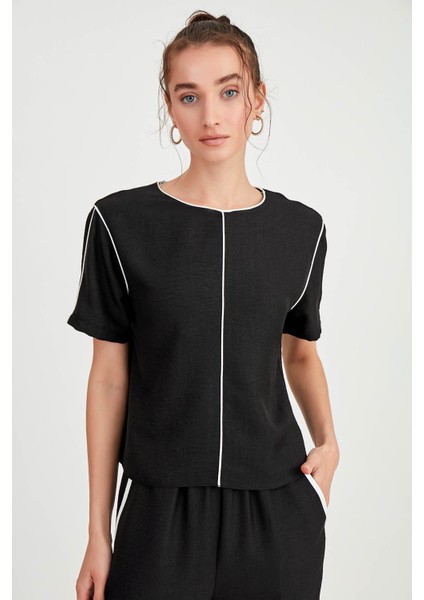 Yuvarlak Yaka Şerit Detaylı Bluz