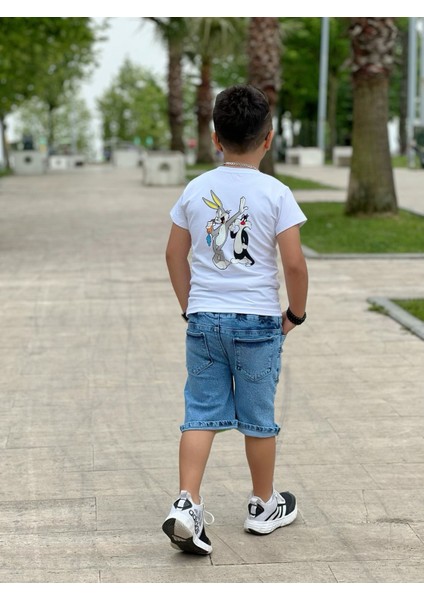 Beyaz T-Shirt Kot Mavi Şort