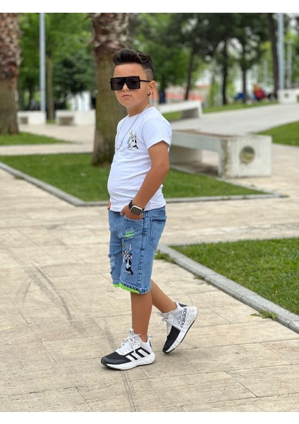 Beyaz T-Shirt Kot Mavi Şort