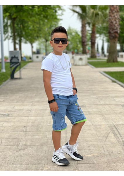 Beyaz T-Shirt Kot Mavi Şort