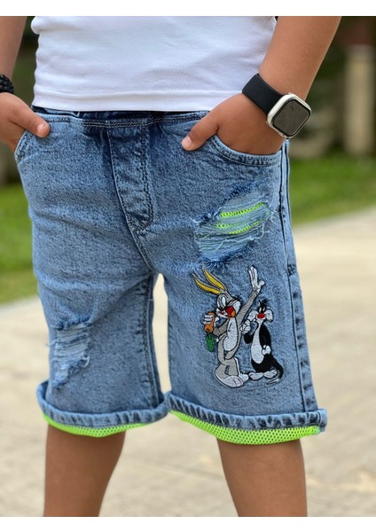 Beyaz T-Shirt Kot Mavi Şort
