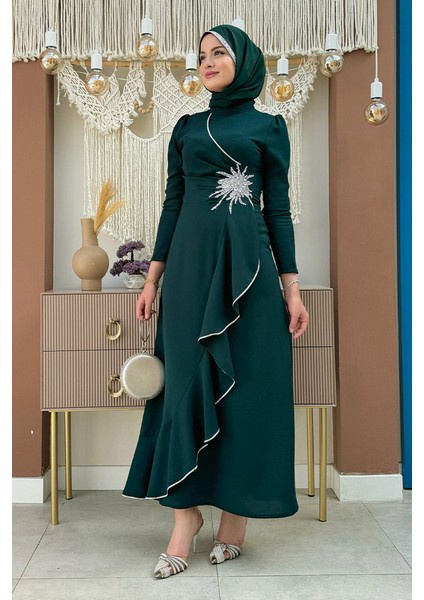 Bel Kısmı Taş Işlemeli Fırfır Görünümlü Elbise Zümrüt
