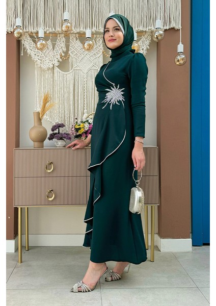Bel Kısmı Taş Işlemeli Fırfır Görünümlü Elbise Zümrüt fiyatları