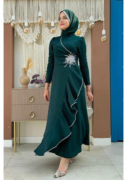 Bel Kısmı Taş Işlemeli Fırfır Görünümlü Elbise Zümrüt modelleri