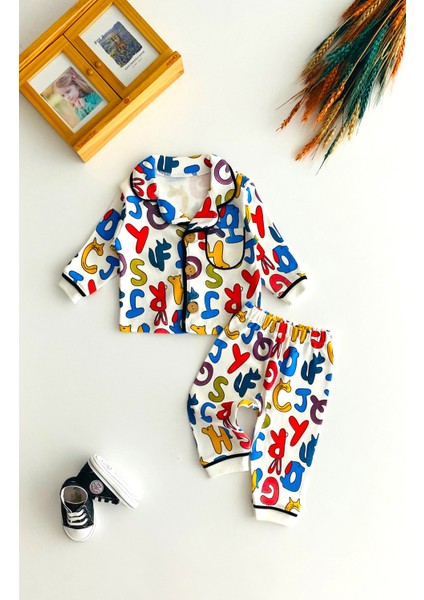 Neşeli Bebekler Harf Baskılı Önden Düğmeli Cepli Pijama Takımı