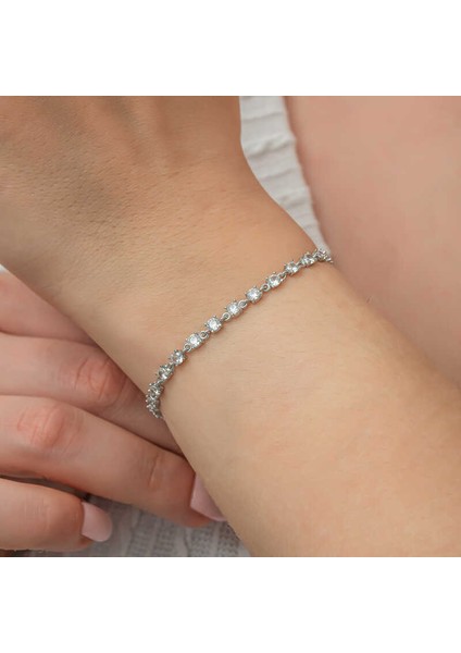 925 Ayar Gümüş Kare Beyaz Taşlı Su Yolu Kadın Bileklik