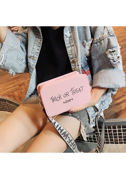 Siyah Kadın Kare Çanta 2021 Yeni Kadın Omuzdan Askili Çanta Geniş Bant Tek Omuz Askılı Çanta Moda Mektup Mini Küçük Kare Çanta (Yurt Dışından) fiyatları