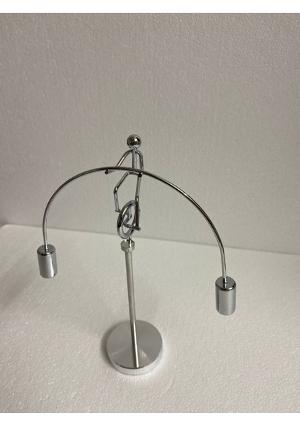 Dekoratif Masa Üstü Salanan Adam Metal Denge Biblosu