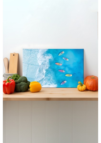 Mavilikte Kayıklar Cam Kesme Tahtası, Silikon Ayaklı, Sunum Kesim Doğrama Tablası, Temperli Rodajlı