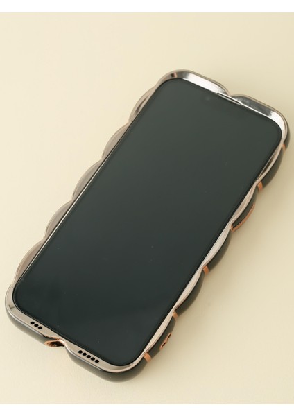 iPhone 15 Uyumlu Gold Detaylı Çizgili Siyah Baklava Dilimli Puf Kılıf