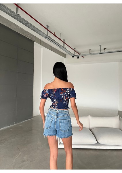 Kadın Madonna Yaka Beli Gipeli Kolu Lastikli Desenli Viskon Crop Bluz fırsatları