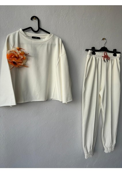 Kadın Beyaz Renk Çiçek Detaylı Tişört Pantolon Ikili Alt Üst Takım