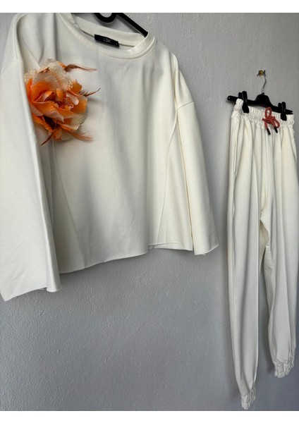 Kadın Beyaz Renk Çiçek Detaylı Tişört Pantolon Ikili Alt Üst Takım fiyatları
