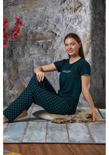 Kadın Milan Kumaş Petrol Yeşili Sıfır Yaka Kısa Kol Yazılı ve Puantiyeli Pijama Takımı