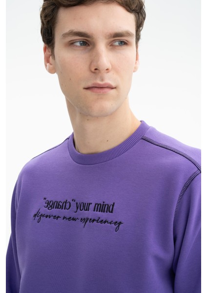 Erkek Tarz Yazı Baskılı Regular Fit Şardonsuz 3 İplik Bisiklet Yaka Sweatshirt K26124601601 fiyatları