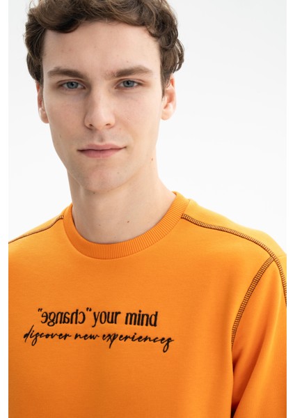 Erkek Tarz Yazı Baskılı Regular Fit Şardonsuz 3 İplik Bisiklet Yaka Sweatshirt K26124601601 fiyatları