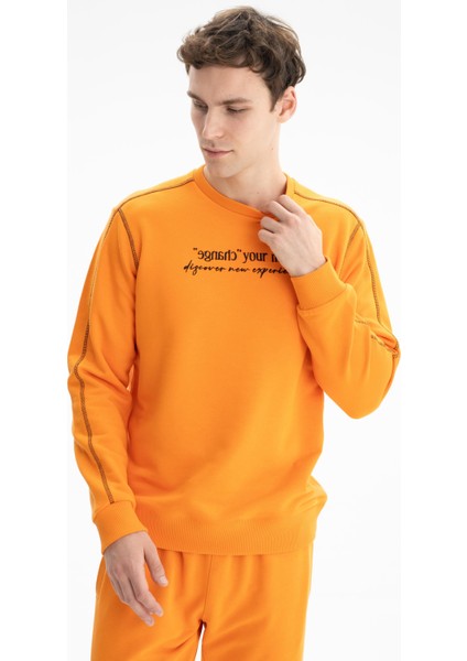 Erkek Tarz Yazı Baskılı Regular Fit Şardonsuz 3 İplik Bisiklet Yaka Sweatshirt K26124601601 modelleri