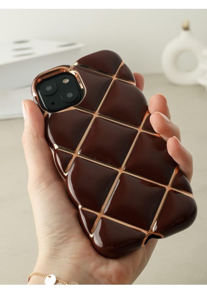 iPhone 14 Plus Uyumlu Gold Detaylı Çizgili Bordo Baklava Dilimli Puf Kılıf