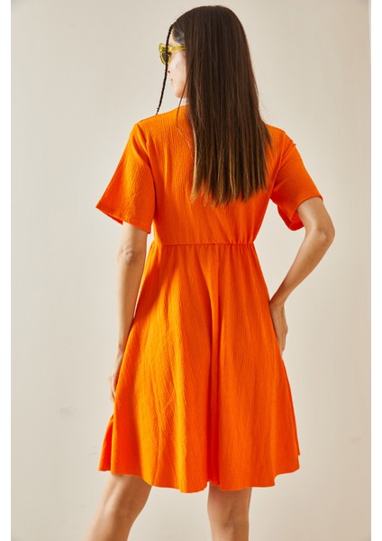Turuncu V Yaka Volanlı Elbise 5YXK6-48613-11 indirimleri