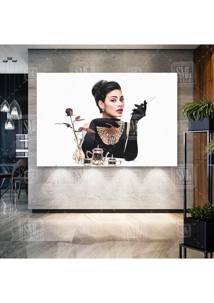 Elinde Kırmızı Gülle Audrey Hepburn Breakfast At Tiffanys Filmi Yatay Kanvas Tablo