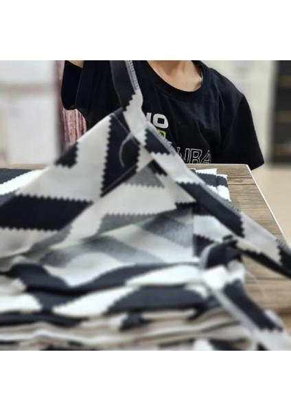 Gri-Beyaz Zikzak Desenli Özel Dikim Lüks Branda Balkon Perdesi modelleri