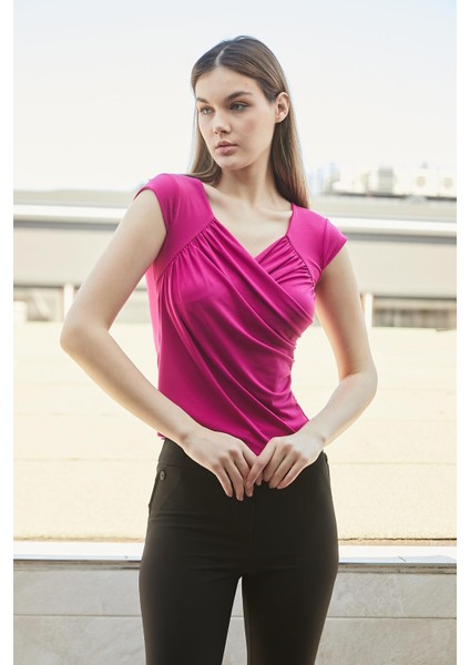 Likralı Şık Krep Kumaş Kruvaze Anvelop Önü Büzgülü Kelebek Kol Body Bluz-Magenta