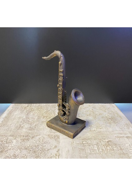 Kitap Üzeri Saksafon Müzik Aleti