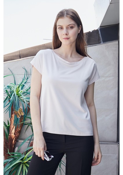 Kadın Kayık Yaka Düşük Omuzlu Kırışmaz Span Karışımlı Şık T-Shirt Bluz-Şampanya