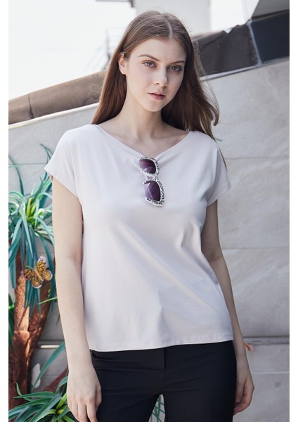 Kadın Kayık Yaka Düşük Omuzlu Kırışmaz Span Karışımlı Şık T-Shirt Bluz-Şampanya fiyatları