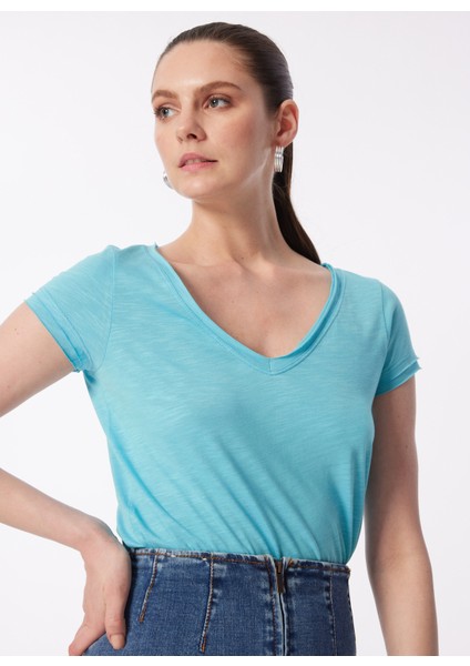 V Yaka Açık Mavi Kadın T-Shirt 3TNHL400E fiyatları