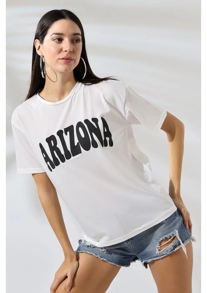 Kadın Beyaz Siyah Arizona Baskılı Bisiklet Yaka T-Shirt HZL24S-DSB120261