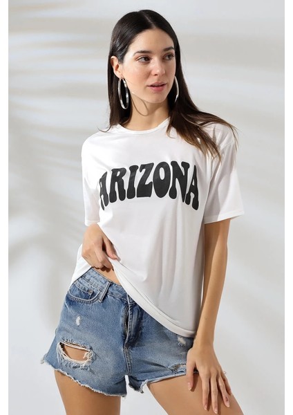 Kadın Beyaz Siyah Arizona Baskılı Bisiklet Yaka T-Shirt HZL24S-DSB120261 modelleri