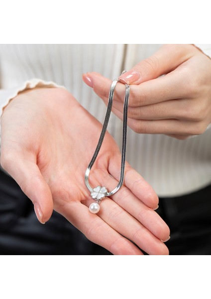 Gümüş Renk Kararmaz Metal Snake Zincirli Sedef Taşlı Yonca Yaprağı Detaylı Inci Doğaltaş Kombinli Kadın Kolye indirimleri