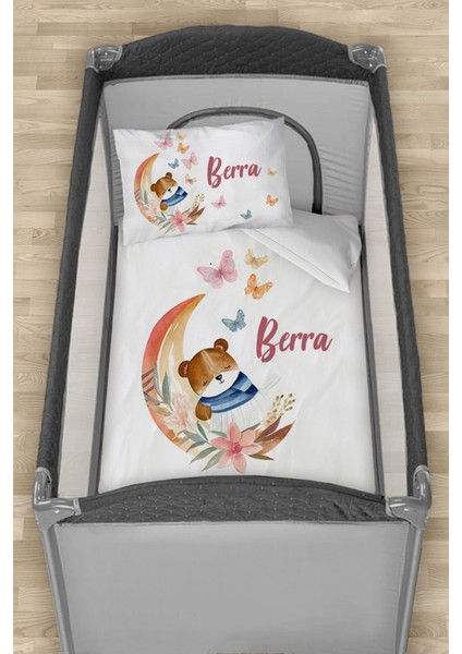 Isme Özel 75X120 Park Yatak Beşik Nevresim Takımı Aydaki Çiçekli Ayı