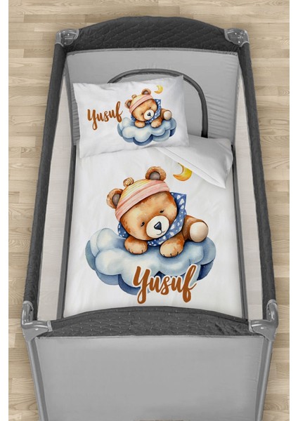 Isme Özel 75X120 Park Yatak Beşik Nevresim Takımı Şapkalı Uyuyan Ayı