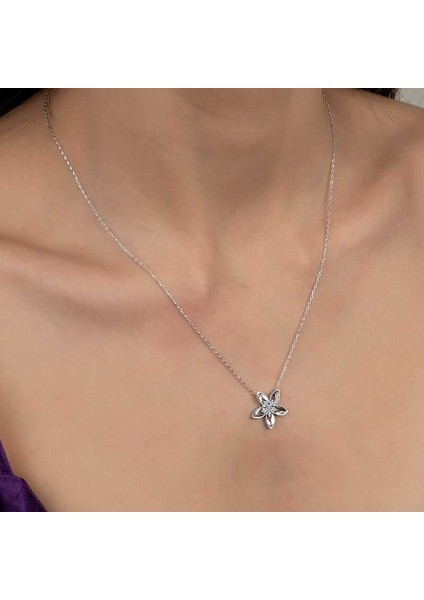 Swarovski Taşlı Gümüş Çiçek Bayan Kolye