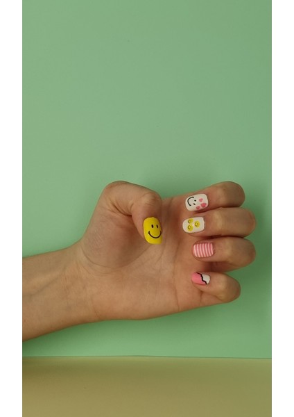 12 Li Yapışkan Stickerlı Renkli Baskılı Çocuk Takma Tırnak Oyuncak Seti - 5- 14 Yaş Arası - Model 21