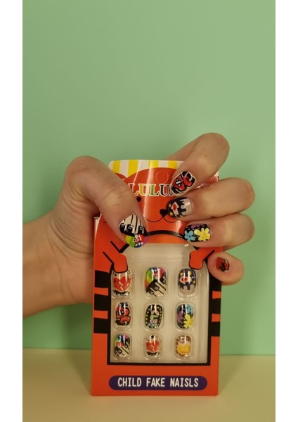 12 Li Yapışkan Stickerlı Renkli Baskılı Çocuk Takma Tırnak Oyuncak Seti - 5- 14 Yaş Arası - Model 34