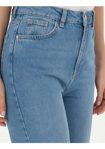 Kadın Açık Mavi Mom Fit Jean Pantolon 50292459-VR003