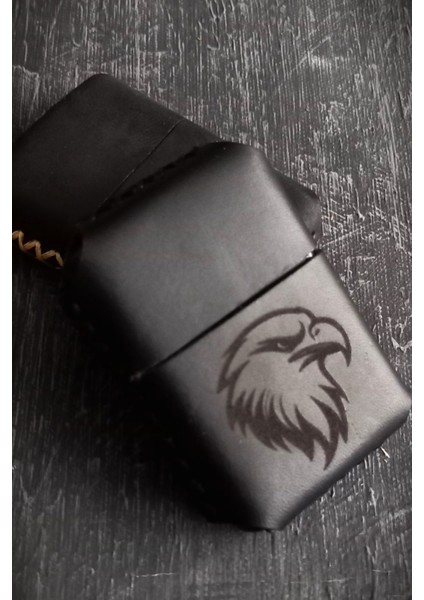 Nikuracraft Kişiye Özel Çakmak Benzinli Çakmak Deri Kılıflı Zippo Tarzı Çakmak Deri Kılıflı El Yapımı Siyah Kartal Desenli Hakiki Deri Çakmak