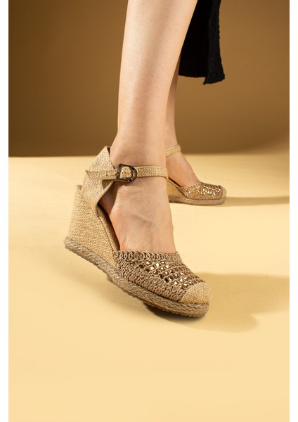 Hasar Sargılı Dolgu Topuklu Dantel Detaylı Kadın Sandalet 69-74-24 fiyatları