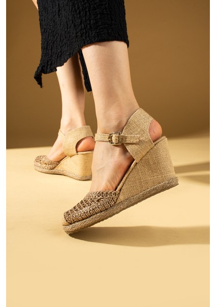 Hasar Sargılı Dolgu Topuklu Dantel Detaylı Kadın Sandalet 69-74-24 modelleri