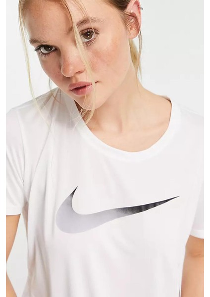 Dri-Fit One Swoosh Graphic Running Standart Fit Kesim Beyaz Kadın Tişört indirimleri