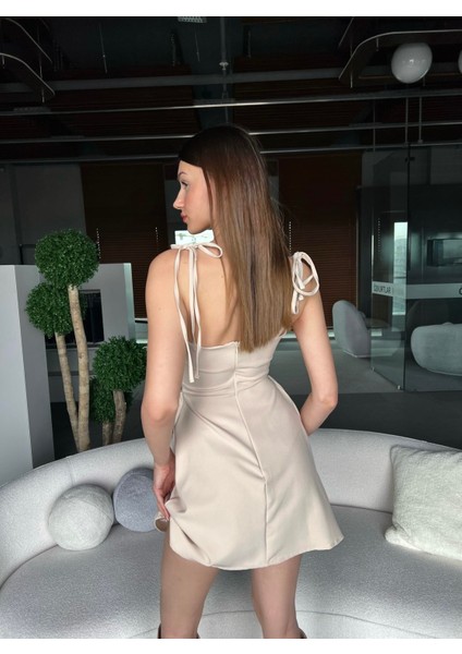 Trisha Önü Fiyonklu Atlas Elbise