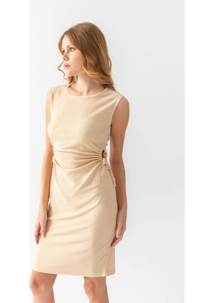 Kadın Pencere Detaylı Büzgülü Kolsuz Elbise Bej modelleri