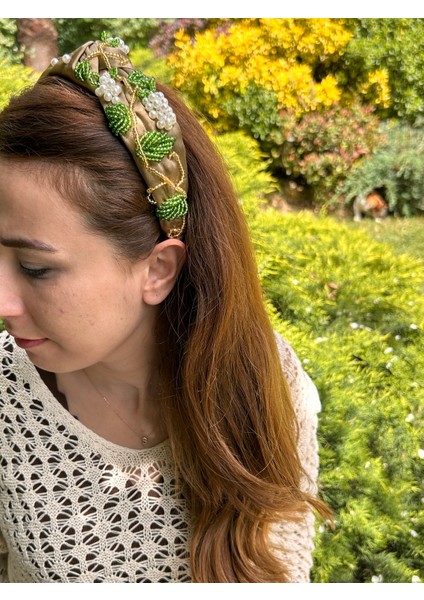 BYM503 Tasarım El Yapımı El Işlemeli Vizon Saten Beyaz Üzümlü Boncuk Düğün Kına Kadın Taç Aksesuar fiyatları